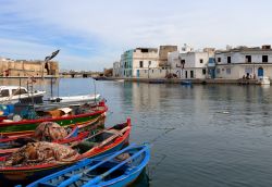 Barche colorate di pescatori  nel porto di Bizerte (Biserta) lungo la costa settentrionale della Tunisia - © posztos / Shutterstock.com