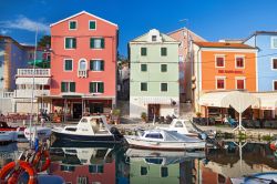 Le barche al porto di Mali Losinj, Corazia - Da vedere e scoprire in questa bella città dalmata, oltre alle mille tonalità turchesi dell'acqua che circonda l'isola, ci ...