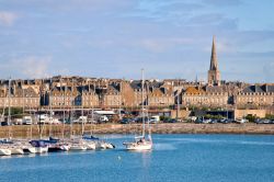 Barche ormeggiate al porto di Saint-Malo in Bretagna, Francia - © Boris Stroujko / Shutterstock.com