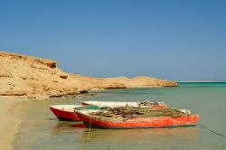 Barche sulla spiaggia vicino a Hurghada, nel Mar Rosso dell'Egitto - © H1nksy / Shutterstock.com
