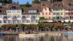 Barche sul lago di Zurigo con edifici storici sullo sfondo, Rapperswil-Jona (Svizzera) - © Denis Linine / Shutterstock.com
