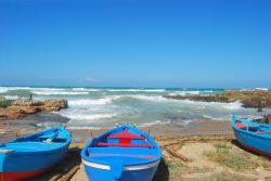 Barche sulla costa della Riviera dei Trulli nei dintorni di Torre Canne in Puglia