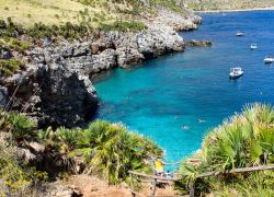 Barche sulla costa dello Zingaro in Sicilia: le escursioni in battello verso le spiagge della riserva naturale sono molto ricercate (Sicilia).
