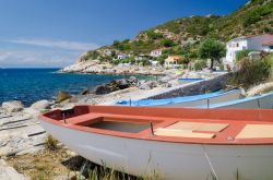 Barche sulla costa di Chiessi, il borgo di pescatori dell'Elba occidentale, in Toscana - © Marco Saracco / Shutterstock.com
