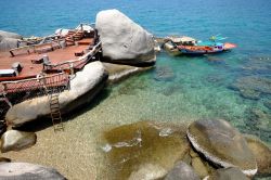 Una barca tradizionale sulla costa di Koh Tao, Thailandia. Oltre che di turismo, la popolazione vive prevalentemente di pesca e coltivazione delle palme da cocco - © nuu_jeed / Shutterstock.com ...