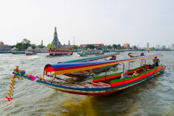 Barche turistiche per crociere sul fiume Chao Phraya a Bangkok in Thailandia - © withGod / Shutterstock.com