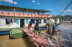 Barche utilizzate dai turisti per raggiungere la statua del Buddha Gigante a Leshan, Cina - © LMspencer / Shutterstock.com