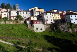 Barga, uno dei borghi più belli d'Italia: siamo in Toscana, nella Garfagnana, fra le Alpi Apuane e la catena principale dell'Appennino Tosco Emiliano.



