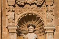 Barocco leccese sulla facciata del Santuario del SS, Crocifisso a Galatone in Puglia