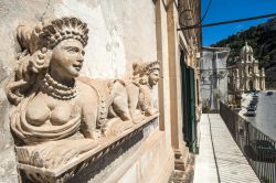 Uno scorco del centro storico barocco di Scicli, Sicilia. La città, come anche le vicine Ragusa, Modica e Noto, venne ricostruita con questo stile nel 18° secolo a seguito di un devastante ...