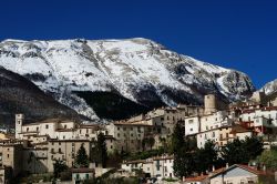 La città di Barrea fotografata in inverno, Abruzzo, Italia.



