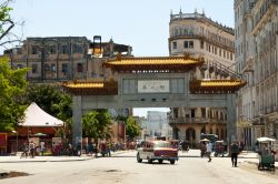 Il Barrio Chino, la Chinatown dell'Avana (Cuba). La porta d'ingresso al quartiere è un dono del governo cinese del 1999.
