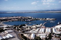 Una foto aerea della base navale nordamericana nella Baia di Guantánamo, a Cuba. La base militare è da tempo oggetto di scontro tra il governo cubano e quello statunitense.