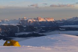 Basecamp Salewa a Merano 2000 - Da questa splendida posizione panoramica si può assistere a dei memorabili tramonti, cone le Dolomiti che assumono il loro particolare colore rosato, qaundo ...