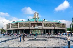 La moderna struttura della Basilica de Nuestra Señora de Guadalupe. La chiesa, costruita nel 1974, è uno dei principali luoghi di pellegrinaggio cattolico del Messico. Si trova ...