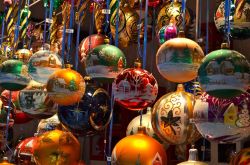 Mercatini di Natale a Basilea, Svizzera - Durante il periodo dell'avvento a Basilea si respira un'aria magica. Nel centro storico Barfusserplatz e Munsterplatz ospitano due incantevoli ...