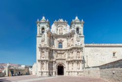 La Basílica de Nuestra Señora de la Soledad, a tre isolati dalla piazza principale di Oaxaca (Messico), fu costruita nel 1690.

