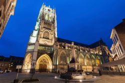 Basilica di Nostra Signora di Tongeren (Belgio) fotografata di notte. Il campanile romanico originario è stato sostituito con quello attuale gotico che s'innalza per 64 metri di altezza.
 ...