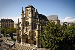 Basilica di Notre-Dame a Ginevra, Svizzera. Situato a nord del Rodano in place Cornavin, questo edificio religioso è il più grande di culto cattolico della città. Venne ...