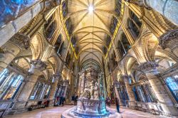 Basilica di Saint-Remi a Reims, Francia: il sontuoso interno di questa chiesa può essere considerato un'immensa collezione di opere d'arte - © Luciano Mortula - LGM / Shutterstock.com ...