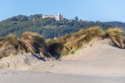 La basilica di Santa Lucia vista dalla spiaggia di Cabedelo sull'oceano Atlantico, Viana do Castelo (Portogallo).

