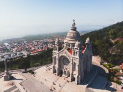 La basilica di Santa Luzia a Viana do Castelo, Portogallo, fotografata da un drone.

