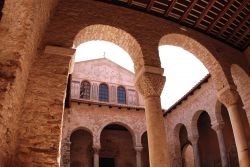 Atrio della Basilica Eufrasiana di Porec, Croazia. Una bella immagine dell'atrio della basilica di Parenzo, la cui costruzione venne effettuata nel corso di dieci anni - © Lloid / Shutterstock.com ...