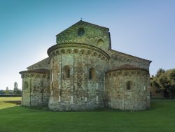 La basilica romanica di San Piero a Grado nei pressi di Pisa, Toscana. La chiesa di San Pietro Apostolo, vista da est, è uno dei più importanti edifici religiosi nei dintorni di ...
