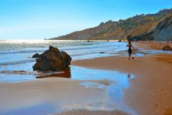 Bassa marea sulla bella spiaggia di Mollarella ad ovest di Licata in Sicilia - © poludziber / Shutterstock.com