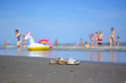 Bassa marea sulla spiaggia di Lido degli Scacchi vicino a Comacchio, provincia di Ferrara