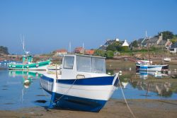 Bassa marea sulla spiaggia di Ploumanac'h, Bretagna (Francia). Le tradizionali barche da pesca ormeggiate sul litorale 