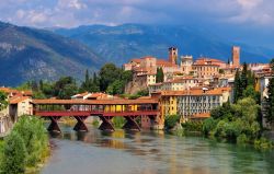 La bella cittadina di Bassano del Grappa con il suo Ponte Vecchio. Sul Ponte degli Alpini, altro nome con cui è conosciuta questa costruzione, si trova la grapperia della più antica ...