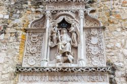 Bassorilievo del re d'Ungheria Mattia sulla facciata di un palazzo nella città di Bautzen, Germania. Il sovrano indossa la sua armatura ed ha ai suoi piedi un leone mentre gli angeli ...
