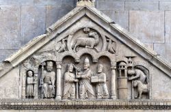 Bassorilievo sulla porta laterale di ingresso alla Cattedrale di San Donnino a Fidenza, provincia di Parma