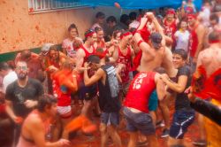 La battaglia dei pomodori durante la famosa festa della "Tomatina", che si svolge in agosto nella cittadina spagnola di Buñol, Spagna - foto © Iakov Filimonov / Shutterstock.com ...