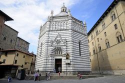 Battistero di Pistoia, Toscana - Piazza Duomo, di fronte alla cattedrale, ospita il battistero di San Giovanni in corte o Ritondo di Pistoia: il nome deriva dall'antica chiesa di Santa Maria ...