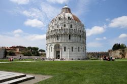 Il Battistero di San Giovanni a Pisa, Toscana. E' uno dei monumenti religiosi di Piazza dei Miracoli e s'innalza di fronte alla facciata occidentale della cattedrale di Santa Maria Assunta ...