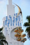 La Batumi Technological University Tower con la suggestiva ruota panoramica integrata su un lato del grattacielo - © Vahan Abrahamyan / Shutterstock.com