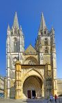 Bayonne, la cattedrale di Santa Maria, severa costruzione gotica affiancata da due torri con cuspidi ottocentesche  (Francia) - © Pecold / Shutterstock.com