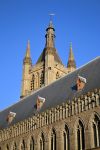 Beffroi, Ieper: sull'edificio del Lakenhalle (Mercato dei tessuti) svetta il Beffroi, risalente al XIII secolo, la cui cima tocca i 70 metri d'altezza.

