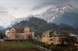 Un bel paesaggio di Interlaken, Svizzera. Montagne innevate e cielo mattutino per questa immagine della città del Canton Berna.


