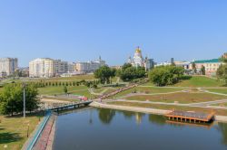 Un bel panorama del centro di Saransk con la cattedrale di Saint Fyodor Ushakov sullo sfondo (Russia). Oggi la città è un centro industriale di una certa importanza nei settori ...