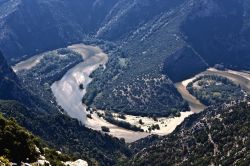 Una bella immagine del fiume Nestos, Tracia, visto dall'alto, Grecia. Sfocia nel mar Egeo, presso l'isola di Taso, dopo aver percorso 230 km fra Bulgaria e Grecia.



