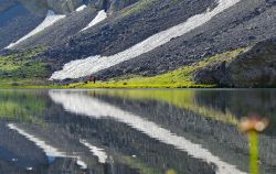 Una bella immagine del lago Karagol nei pressi di Nigde, Turchia. I colori delle montagne e della vegetazione si riflettono sulle acque del bacino.
