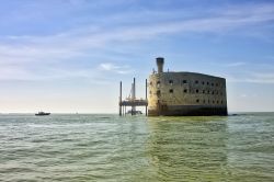 Una bella immagine di Fort Boyard, dipartimento della Charente Marittima, Francia. Questa fortezza inespugnabile, dalla struttura piuttosto austera, dal 1961 appartiene alla Charente Marittima.
 ...