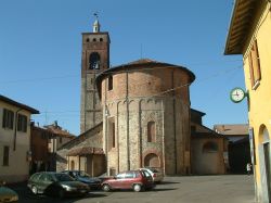 Una bella immagine di Piazza Castellana a Vimercate, Lombardia CC BY-SA 2.5, Collegamento