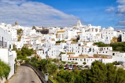Una bella immagine di Vejer de la Frontera, Andalusia, Spagna. Con i suoi 12 mila abitanti, questa località è un bogo arroccato su un rilievo dalle accentuate pendenze.


