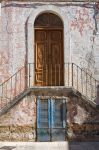 La bella porta in legno di un vecchio palazzo di Manduria, Puglia, Italia.



