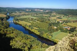 La bella valle della Dordogna vista dall'alto della città di Domme, Francia. Questo territorio, che deve il proprio nome al fiume che vi scorre, ospita un migliaio di castelli oltre ...