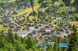 Una bella veduta aerea di Morgins, Svizzera. Morgins fa parte del mega comprensorio sciistico Portes du Soleil che vanta ben 650 km di piste.



